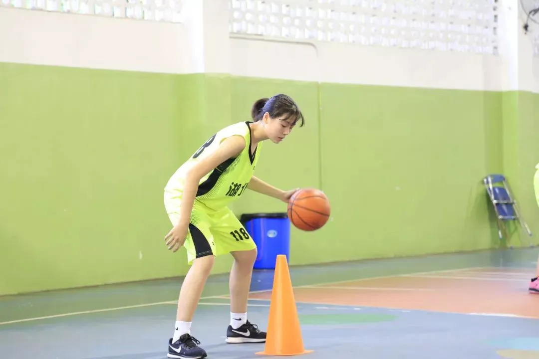 学生篮球主力如何平衡学业与训练_1