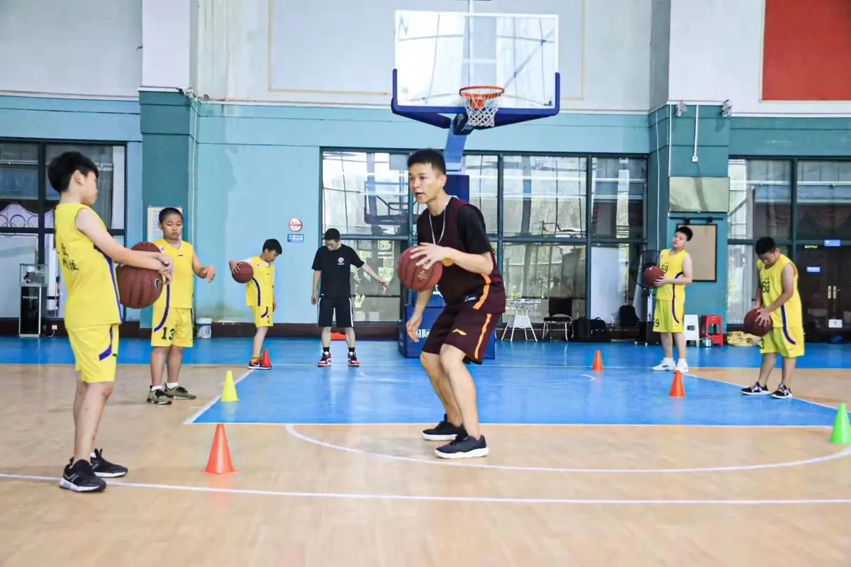 如何在篮球表演赛中观察和发展个人技能_2
